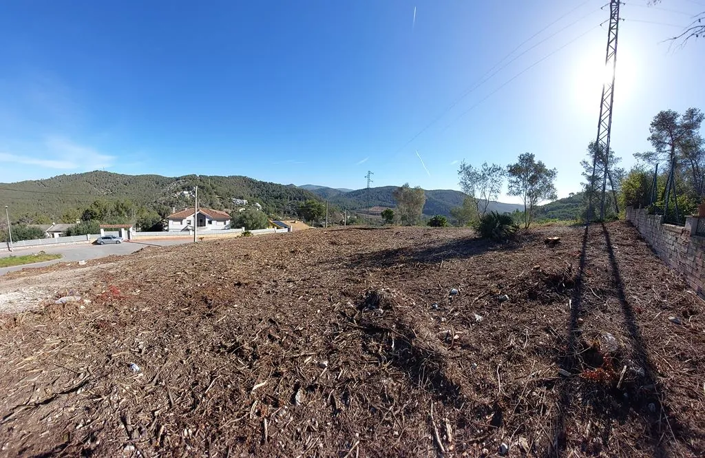 Parcela urbana con vistas panorámicas