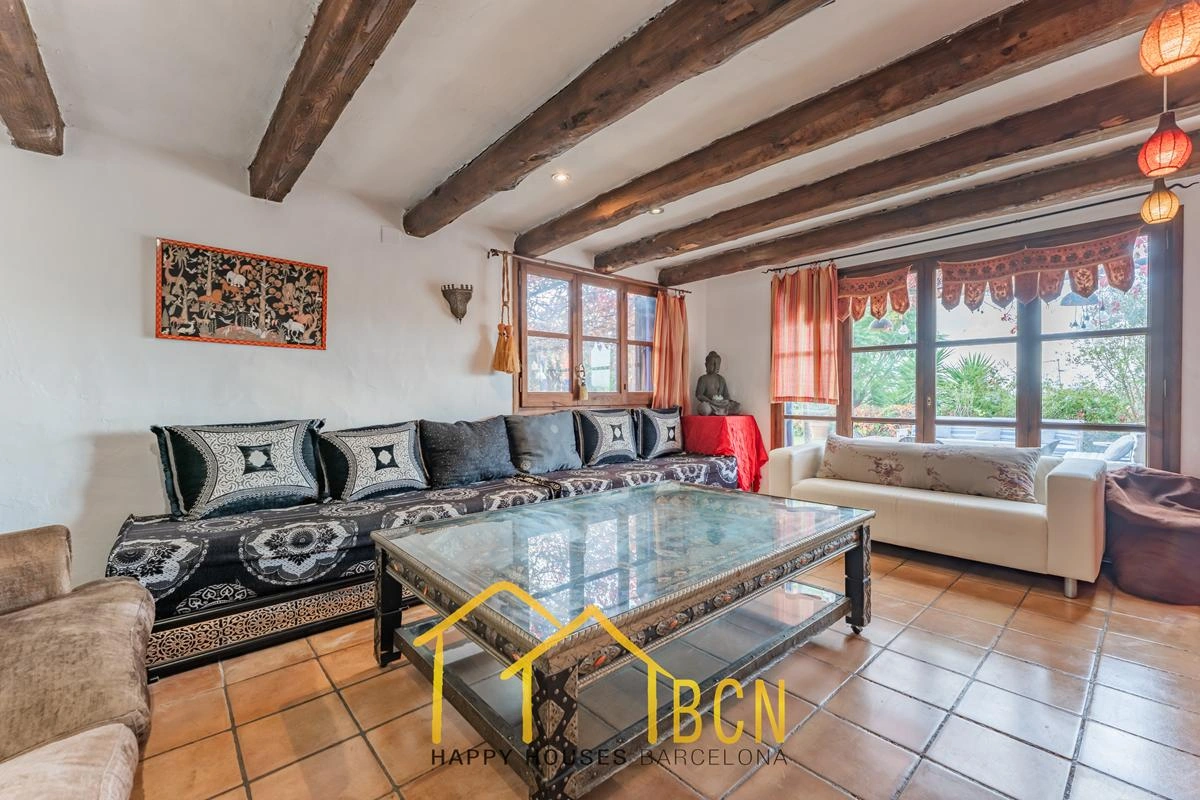 Villa Única con 7 Dormitorios, Piscina de Roca y Anexos en Pineda Park, Sant Pere de Ribes