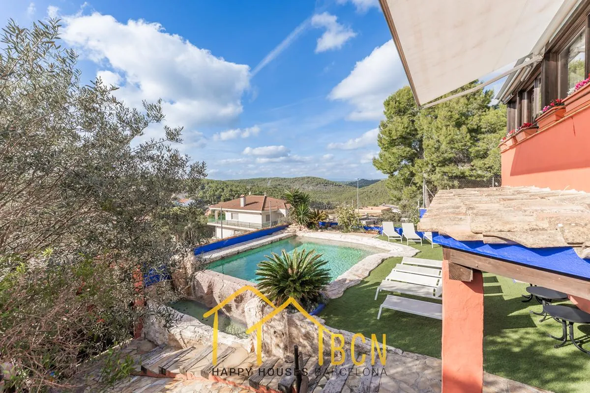 Villa Única con 7 Dormitorios, Piscina de Roca y Anexos en Pineda Park, Sant Pere de Ribes