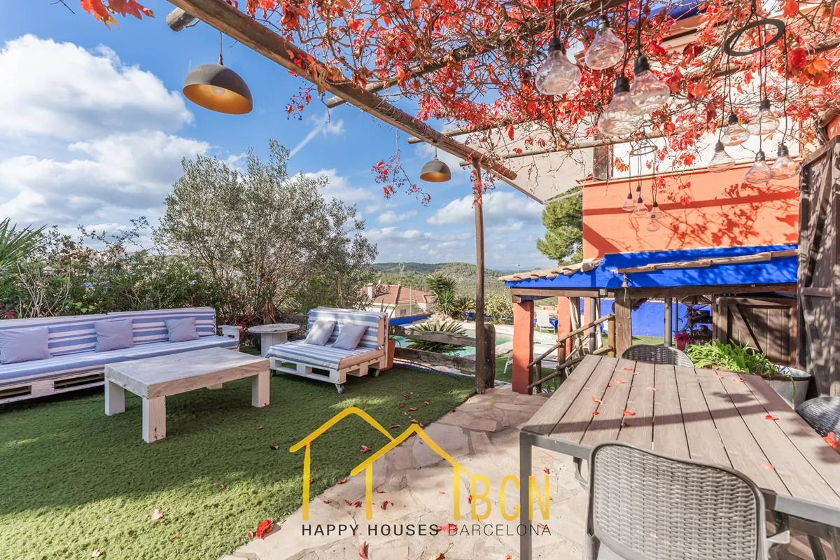 Villa Única con 7 Dormitorios, Piscina de Roca y Anexos en Pineda Park, Sant Pere de Ribes
