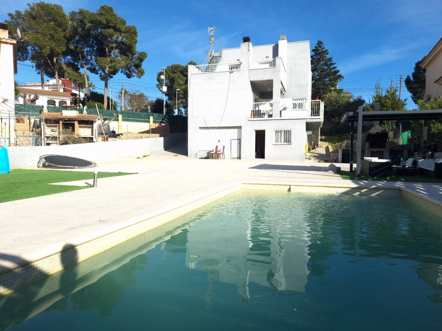 Villa con piscina, vistas panorámicas y paneles solares – 4 dormitorios cerca de la playa en Segur de Calafell