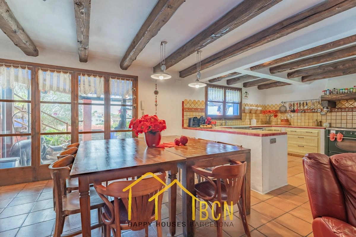 Villa Única con 7 Dormitorios, Piscina de Roca y Anexos en Pineda Park, Sant Pere de Ribes