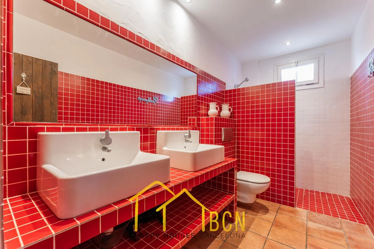 Villa Única con 7 Dormitorios, Piscina de Roca y Anexos en Pineda Park, Sant Pere de Ribes