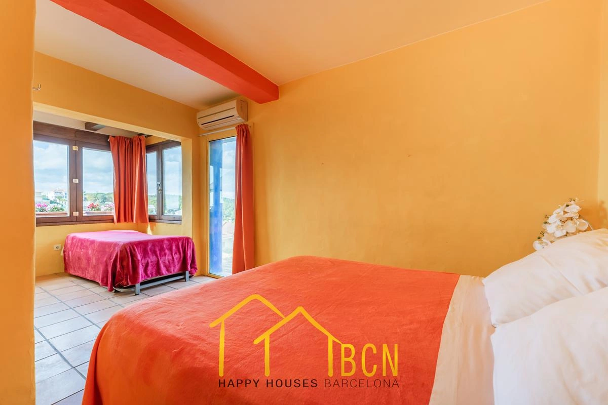 Villa Única con 7 Dormitorios, Piscina de Roca y Anexos en Pineda Park, Sant Pere de Ribes
