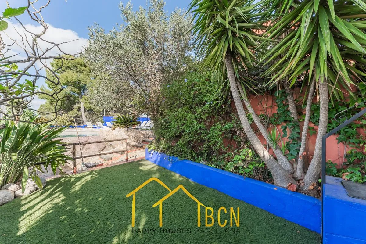 Villa Única con 7 Dormitorios, Piscina de Roca y Anexos en Pineda Park, Sant Pere de Ribes