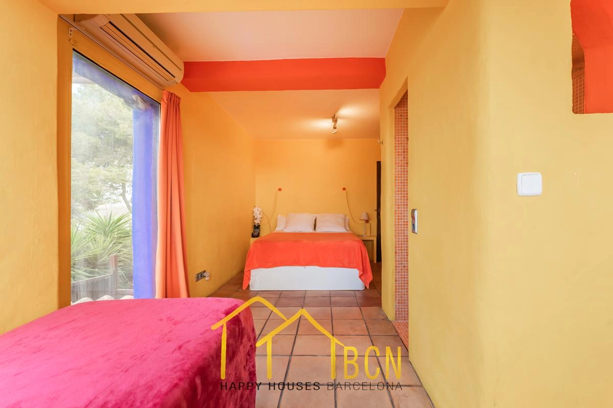 Villa Única con 7 Dormitorios, Piscina de Roca y Anexos en Pineda Park, Sant Pere de Ribes