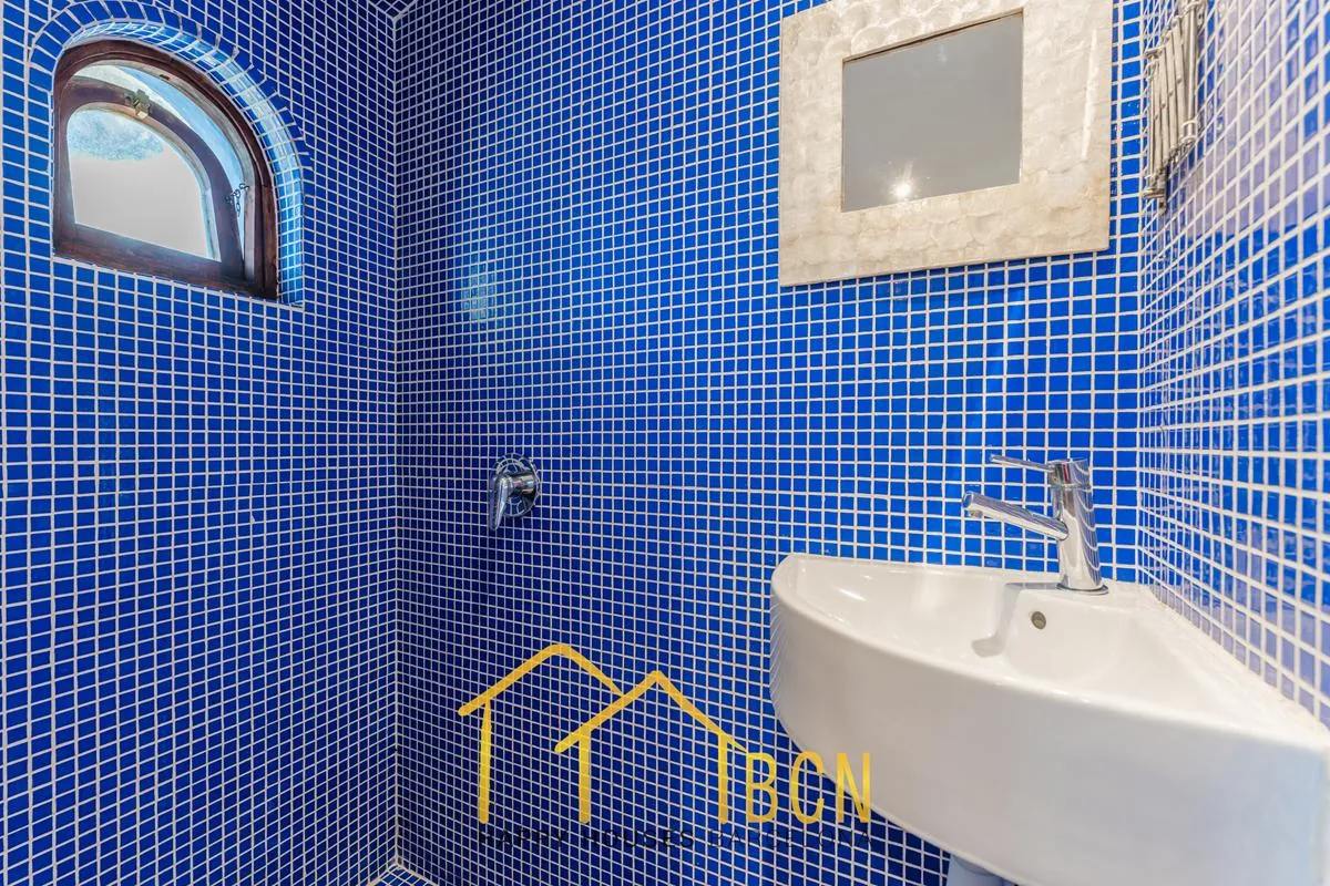 Villa Única con 7 Dormitorios, Piscina de Roca y Anexos en Pineda Park, Sant Pere de Ribes