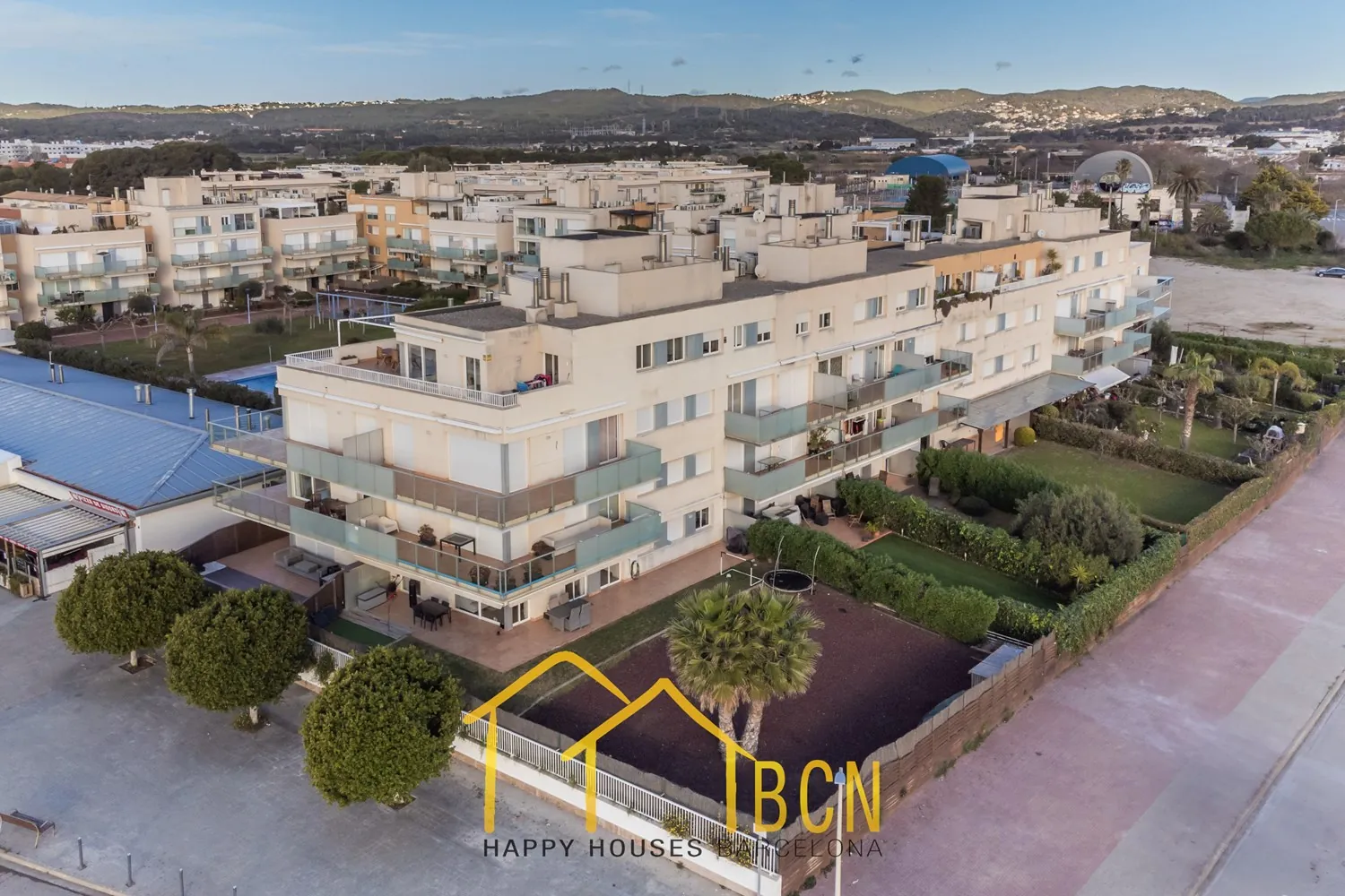 Planta baja única en primera línea