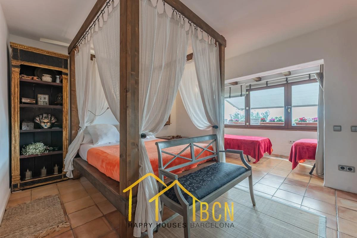 Villa Única con 7 Dormitorios, Piscina de Roca y Anexos en Pineda Park, Sant Pere de Ribes