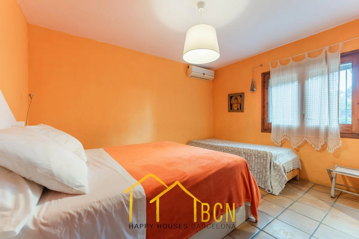 Villa Única con 7 Dormitorios, Piscina de Roca y Anexos en Pineda Park, Sant Pere de Ribes