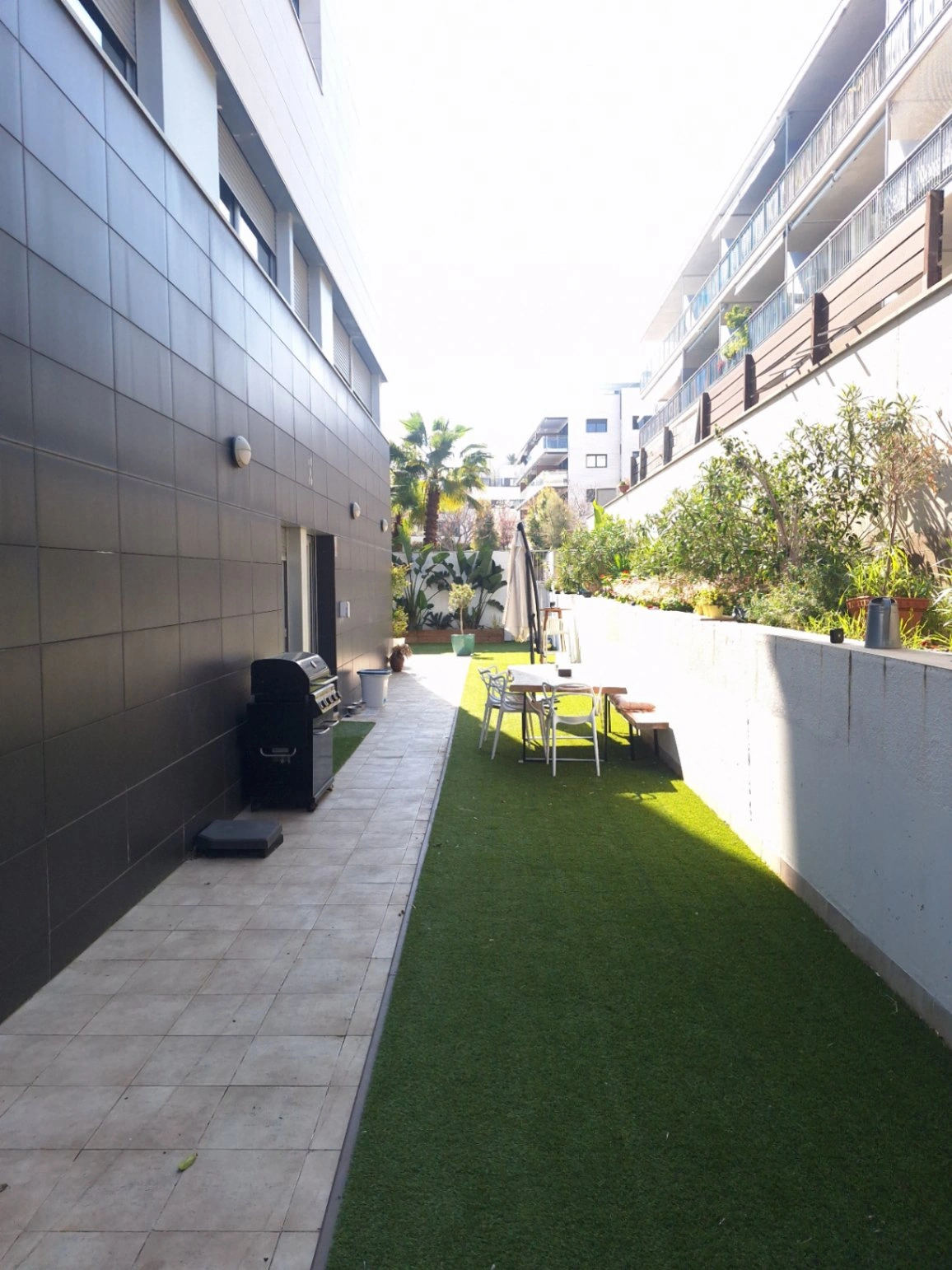 Apartamento en esquina en planta baja con jardín privado de 205 m² y piscina – La Plana, Sitges