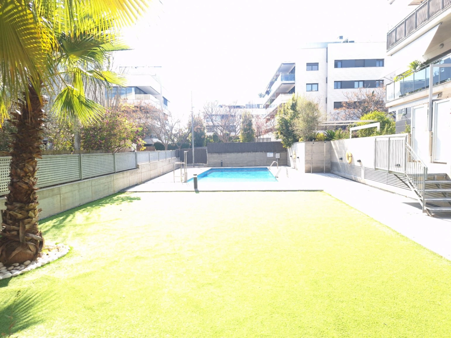Apartamento en esquina en planta baja con jardín privado de 205 m² y piscina – La Plana, Sitges