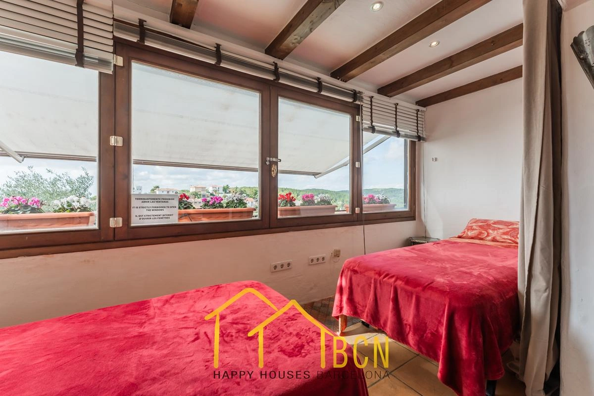 Villa Única con 7 Dormitorios, Piscina de Roca y Anexos en Pineda Park, Sant Pere de Ribes