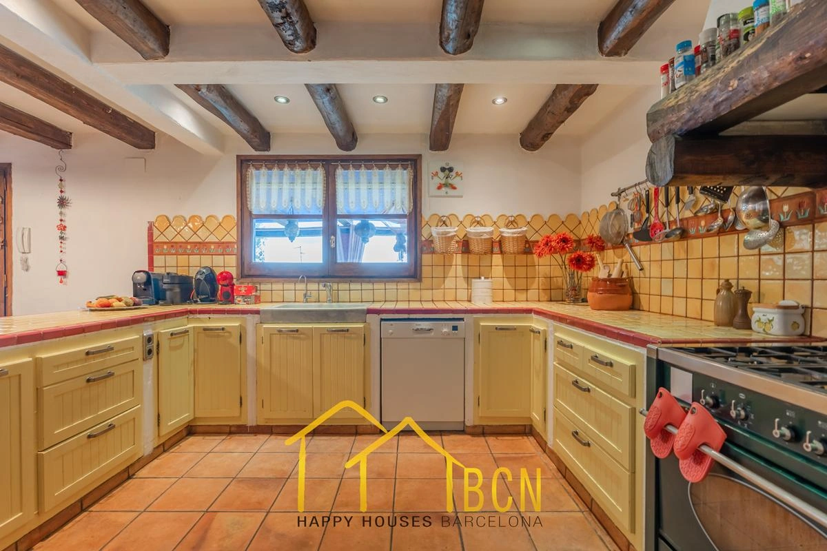 Villa Única con 7 Dormitorios, Piscina de Roca y Anexos en Pineda Park, Sant Pere de Ribes