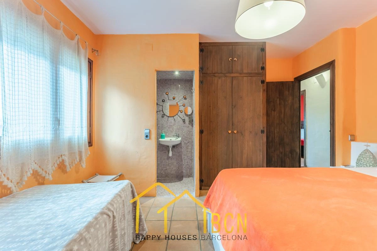 Villa Única con 7 Dormitorios, Piscina de Roca y Anexos en Pineda Park, Sant Pere de Ribes