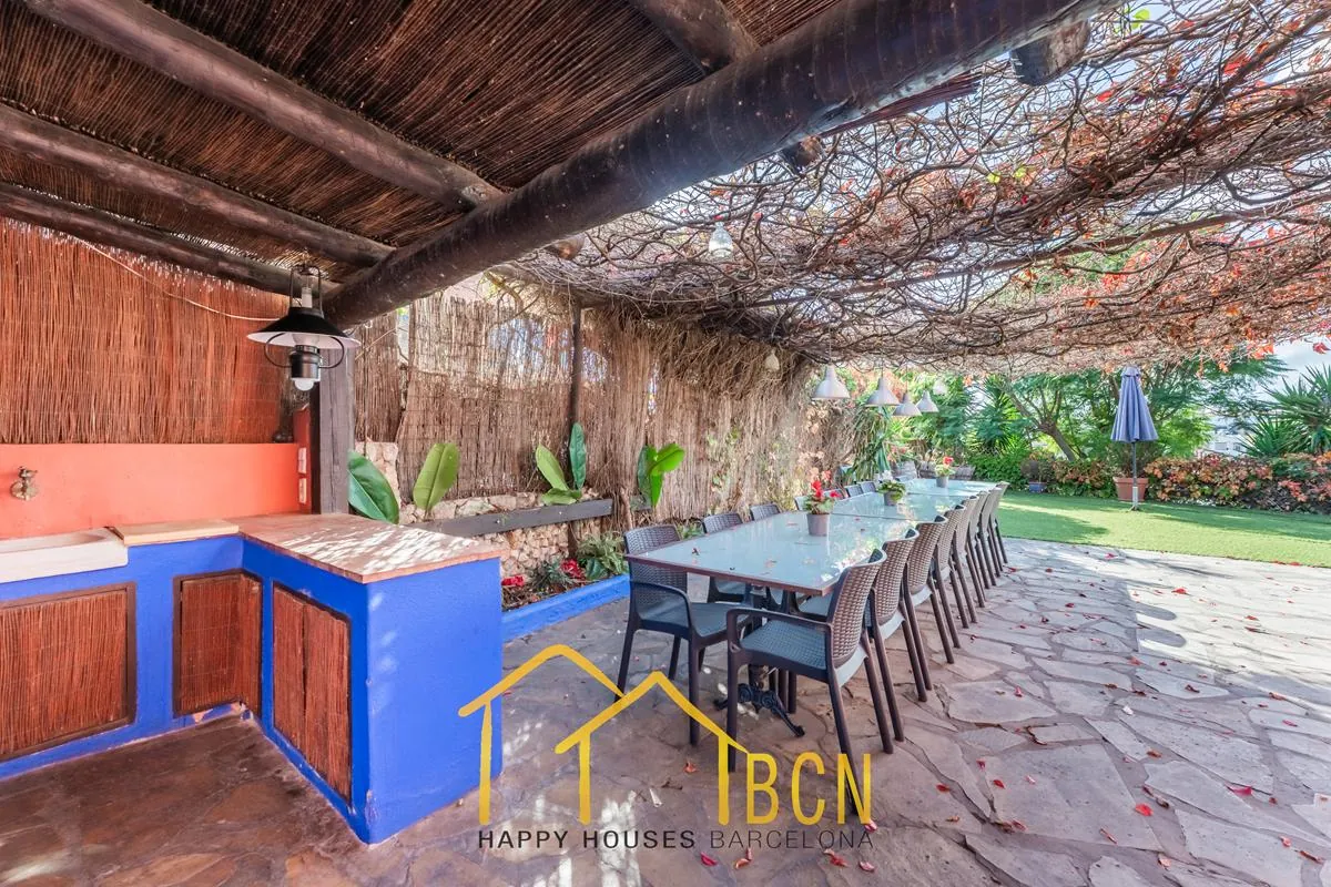 Villa Única con 7 Dormitorios, Piscina de Roca y Anexos en Pineda Park, Sant Pere de Ribes