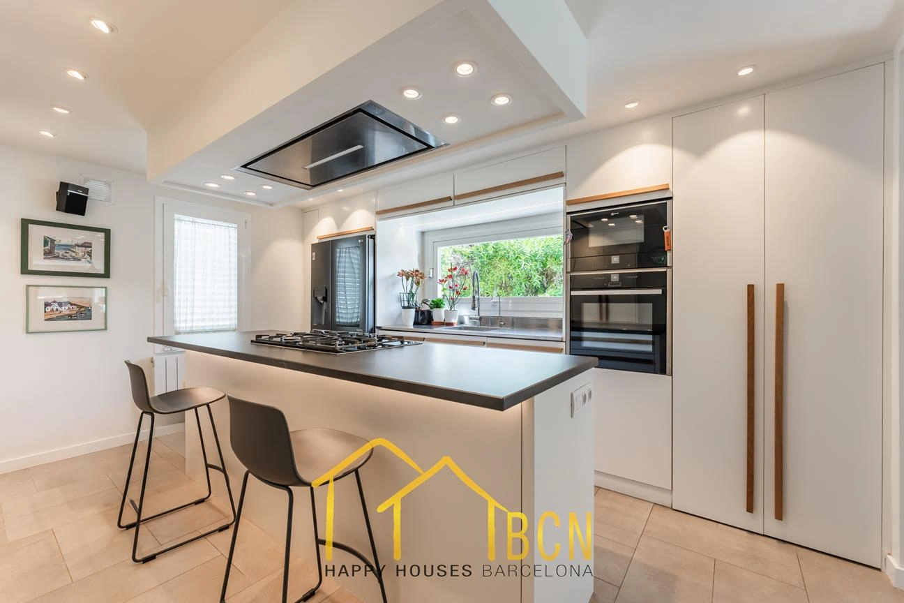 Casa de esquina renovada con jardín y piscina climatizada en Vallpineda