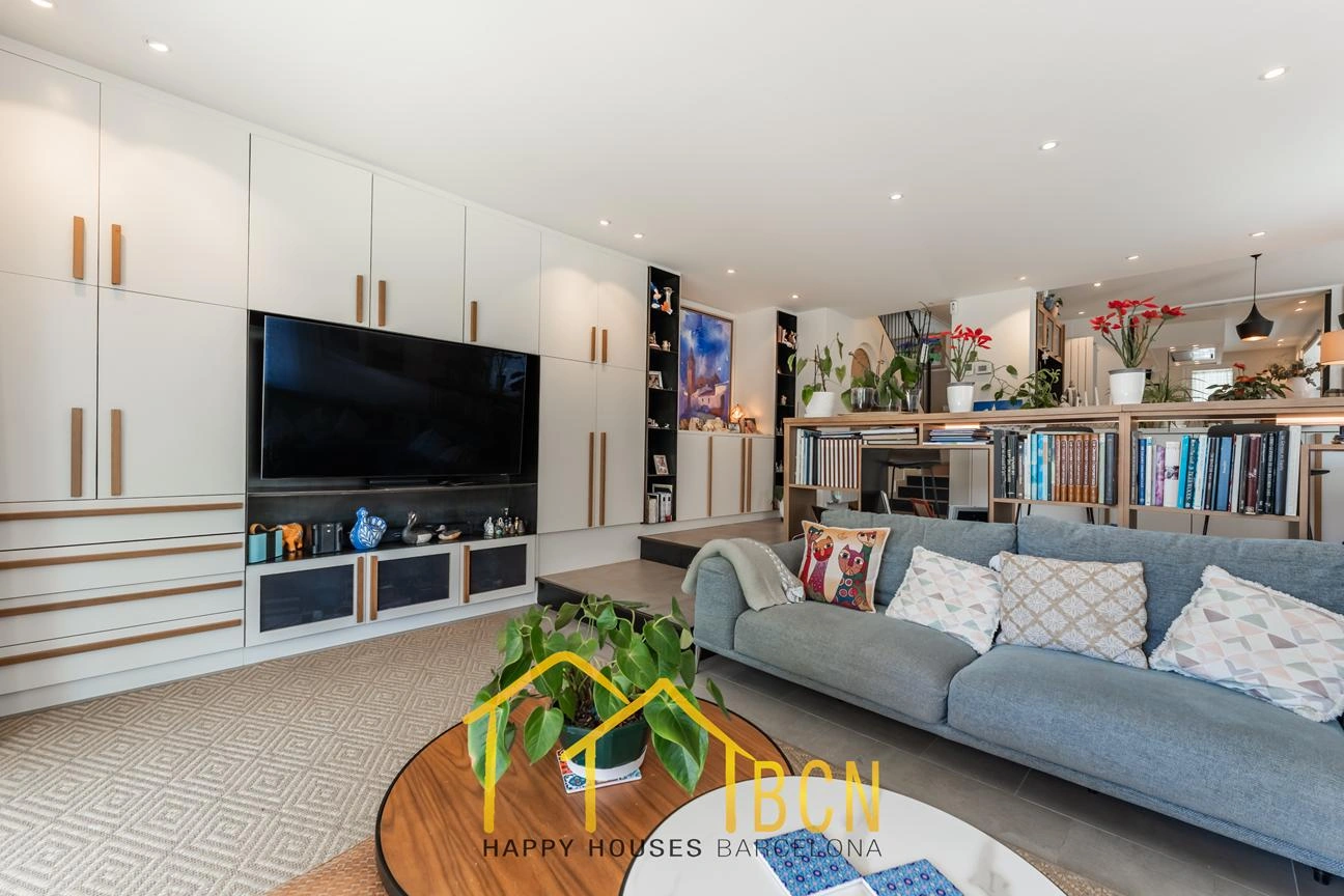 Casa de esquina renovada con jardín y piscina climatizada en Vallpineda