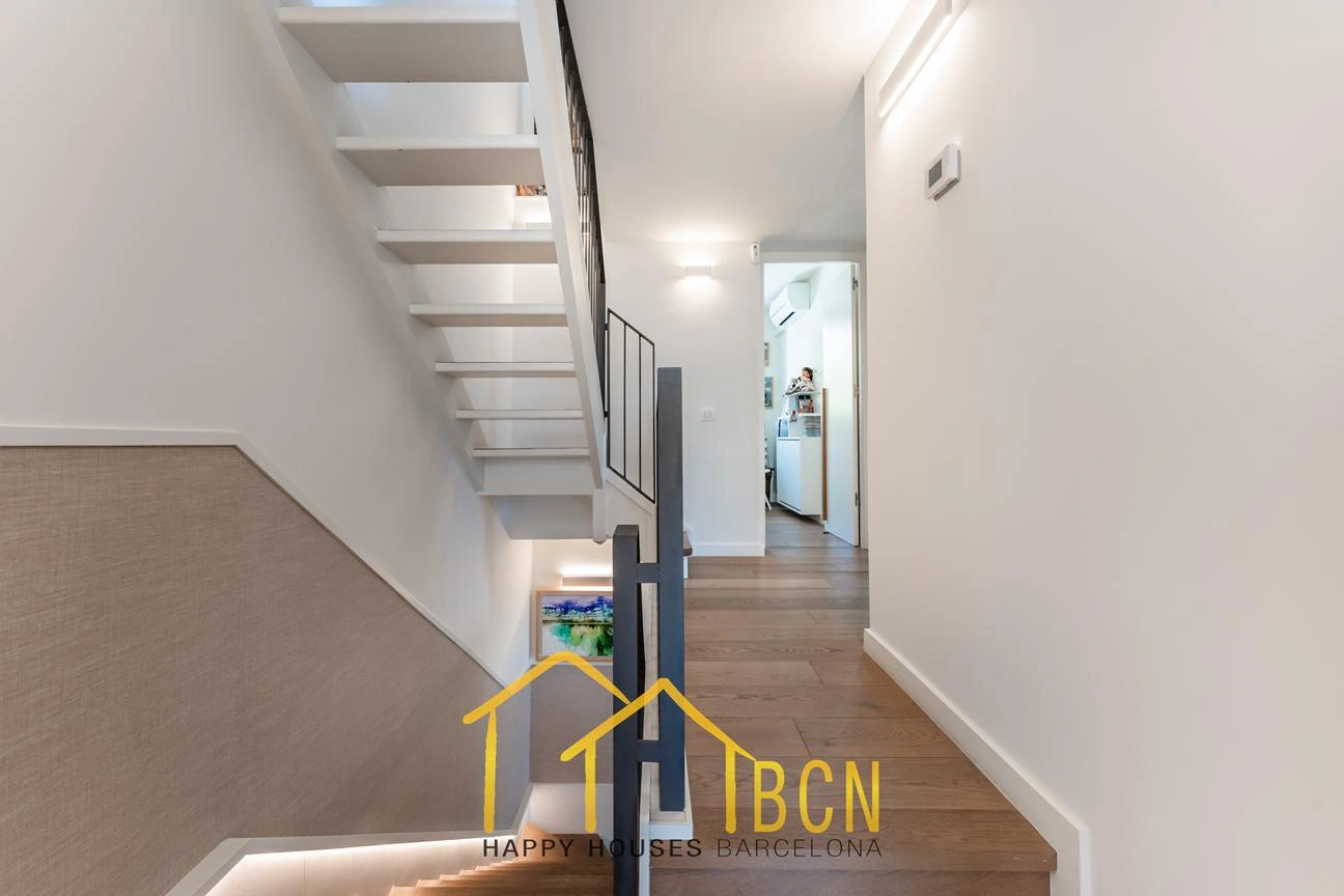 Casa de esquina renovada con jardín y piscina climatizada en Vallpineda