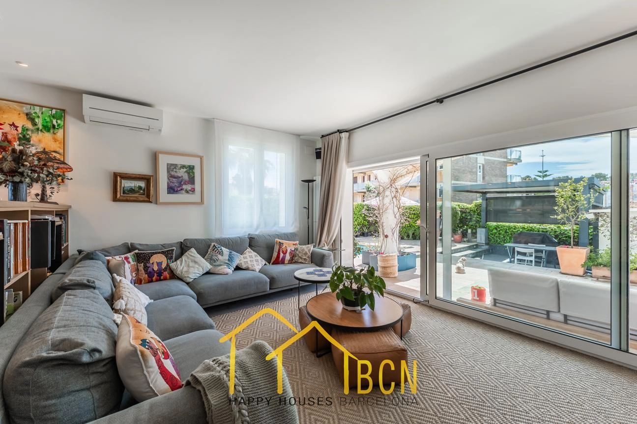 Casa de esquina renovada con jardín y piscina climatizada en Vallpineda