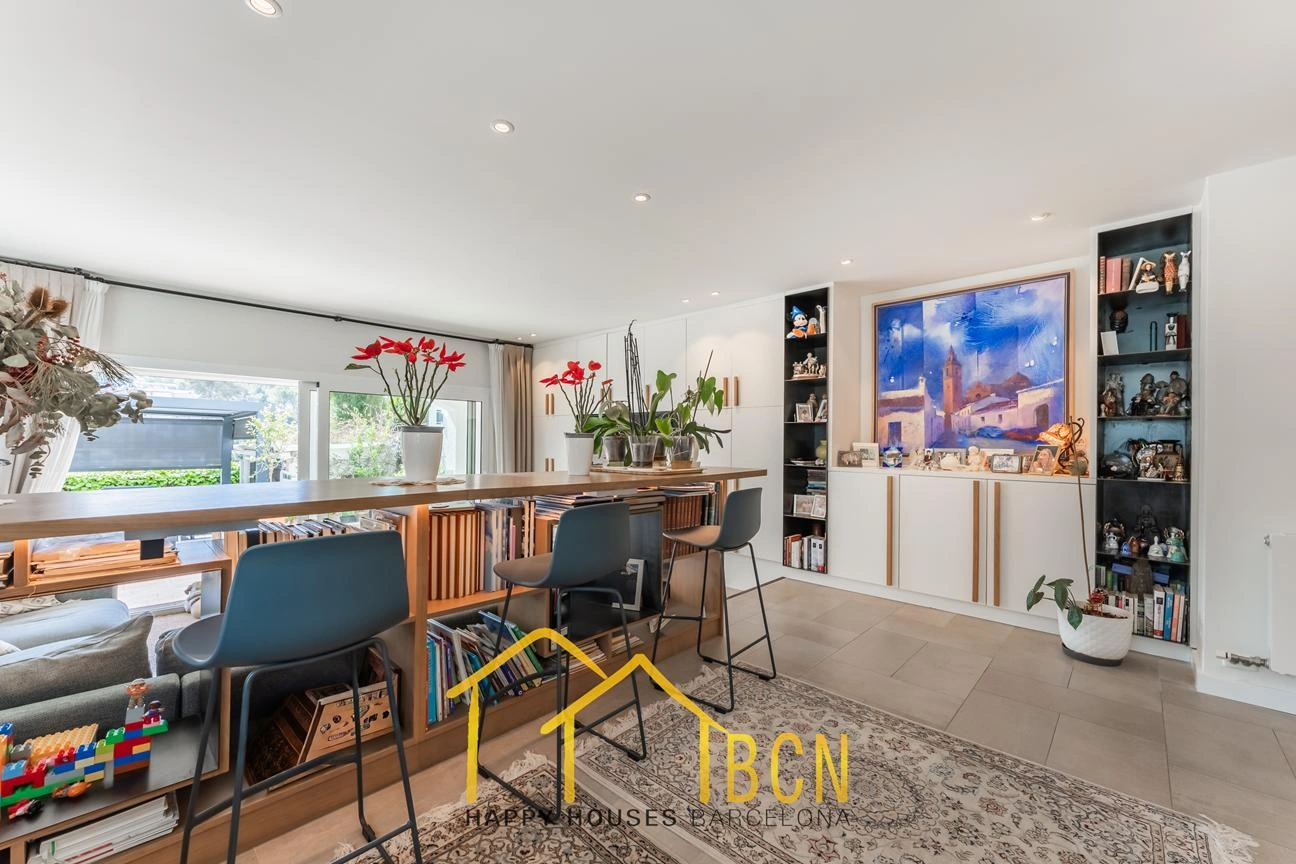 Casa de esquina renovada con jardín y piscina climatizada en Vallpineda