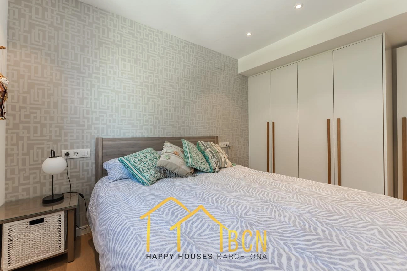 Casa de esquina renovada con jardín y piscina climatizada en Vallpineda