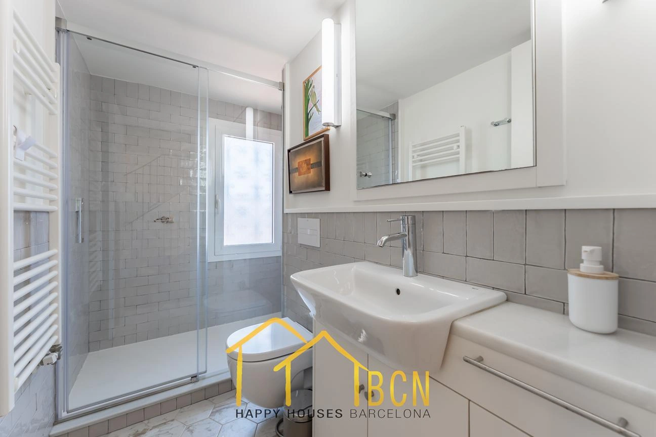 Casa de esquina renovada con jardín y piscina climatizada en Vallpineda