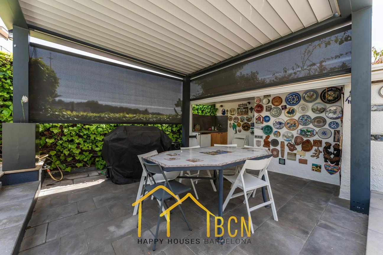 Casa de esquina renovada con jardín y piscina climatizada en Vallpineda