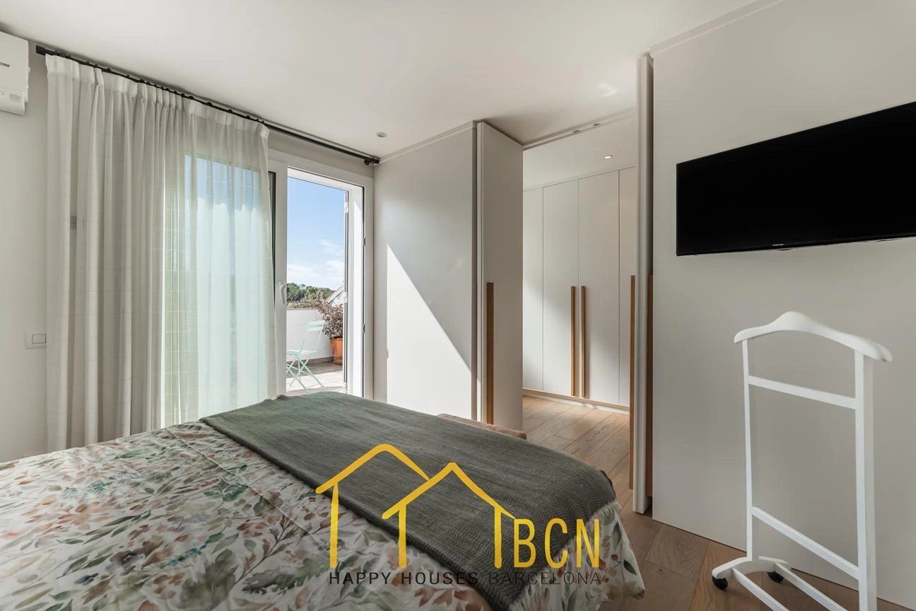 Casa de esquina renovada con jardín y piscina climatizada en Vallpineda
