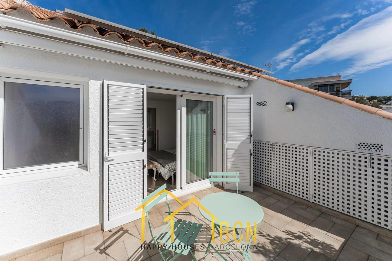 Casa de esquina renovada con jardín y piscina climatizada en Vallpineda