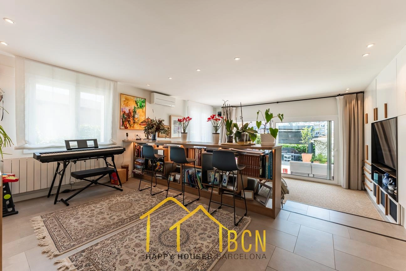 Casa de esquina renovada con jardín y piscina climatizada en Vallpineda