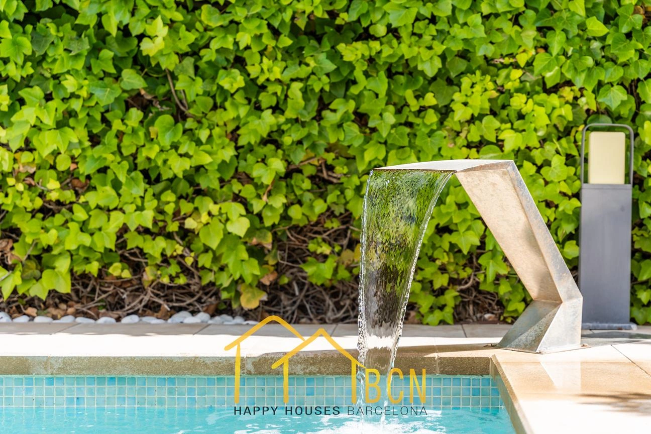 Casa de esquina renovada con jardín y piscina climatizada en Vallpineda