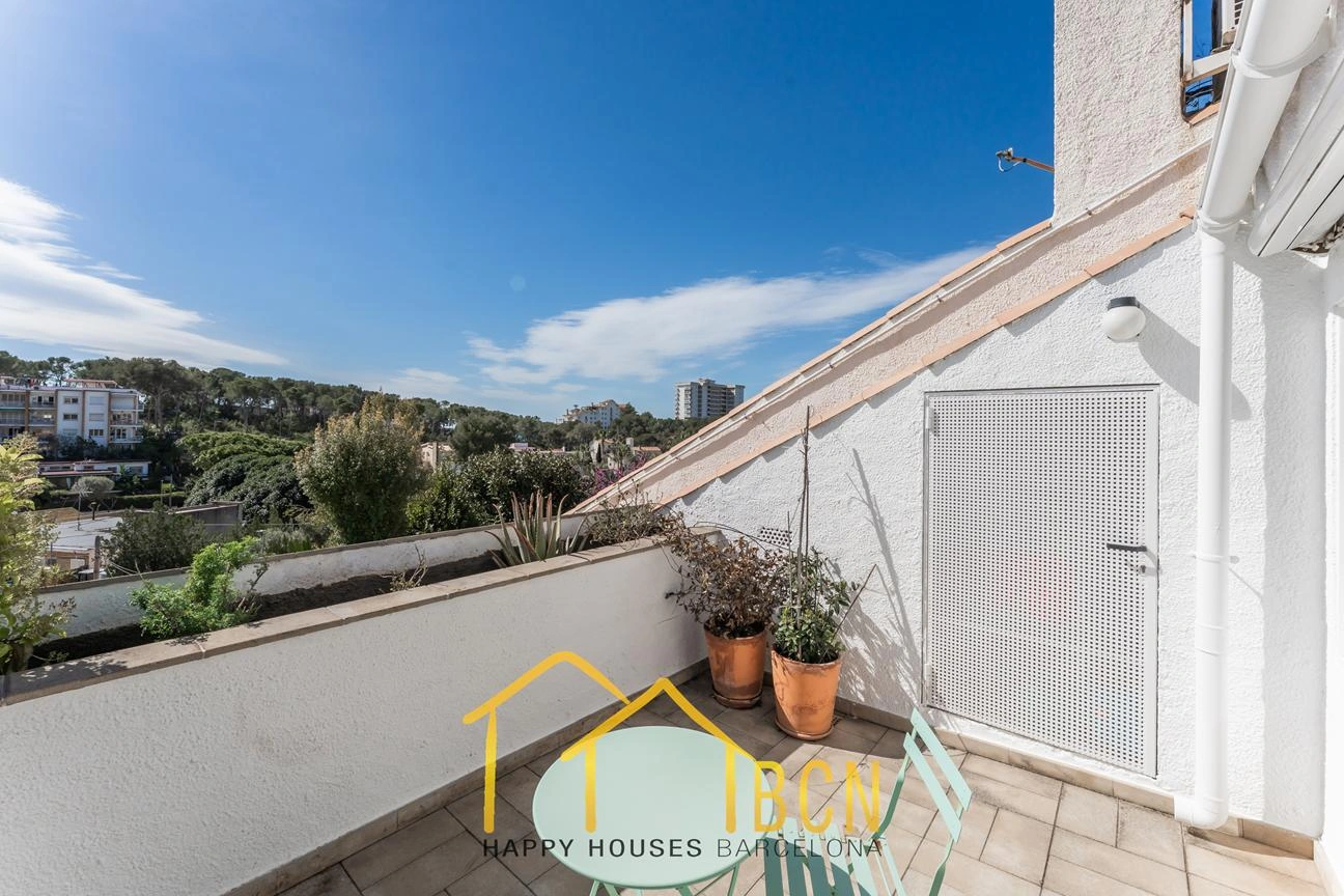 Casa de esquina renovada con jardín y piscina climatizada en Vallpineda