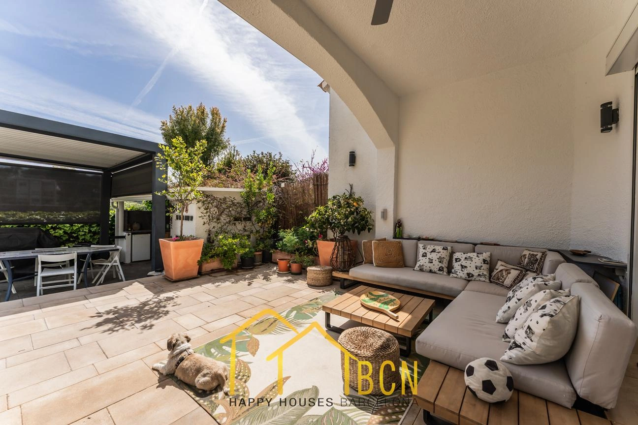 Casa de esquina renovada con jardín y piscina climatizada en Vallpineda