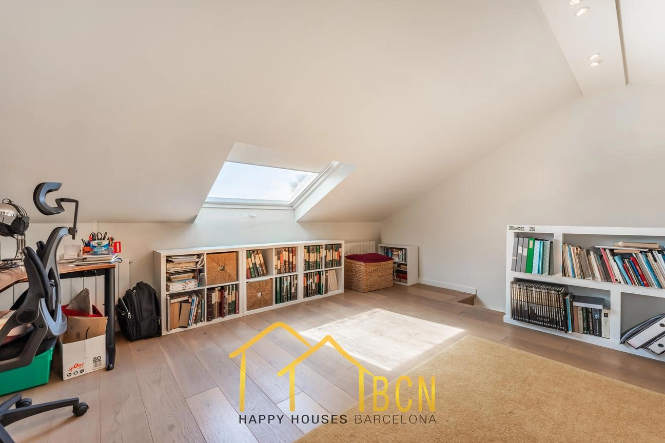 Casa de esquina renovada con jardín y piscina climatizada en Vallpineda