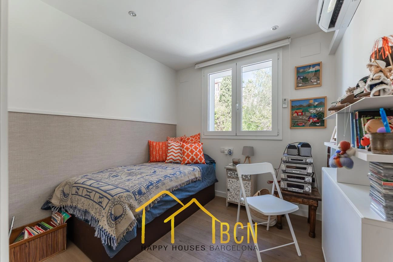 Casa de esquina renovada con jardín y piscina climatizada en Vallpineda