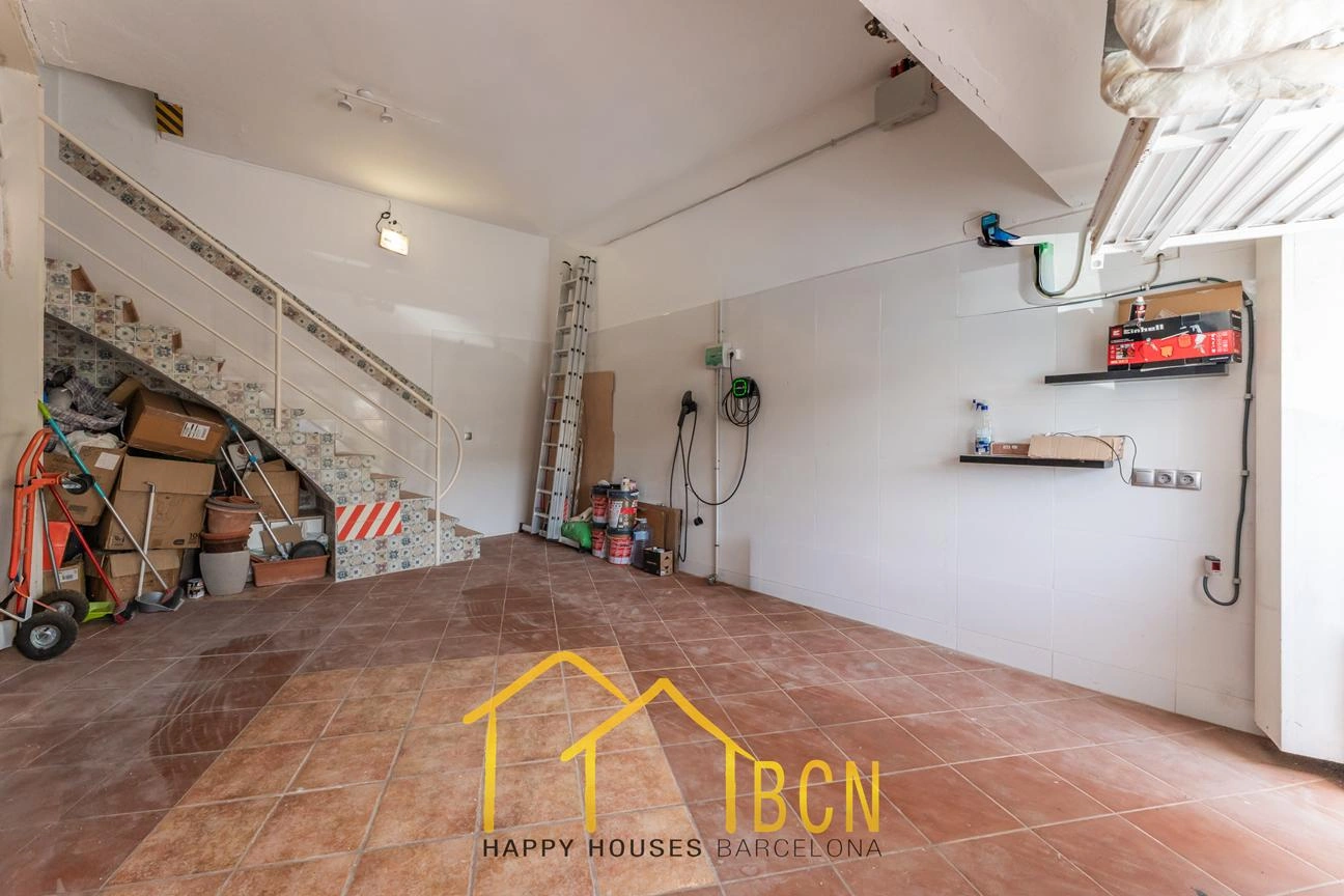 Casa de esquina renovada con jardín y piscina climatizada en Vallpineda
