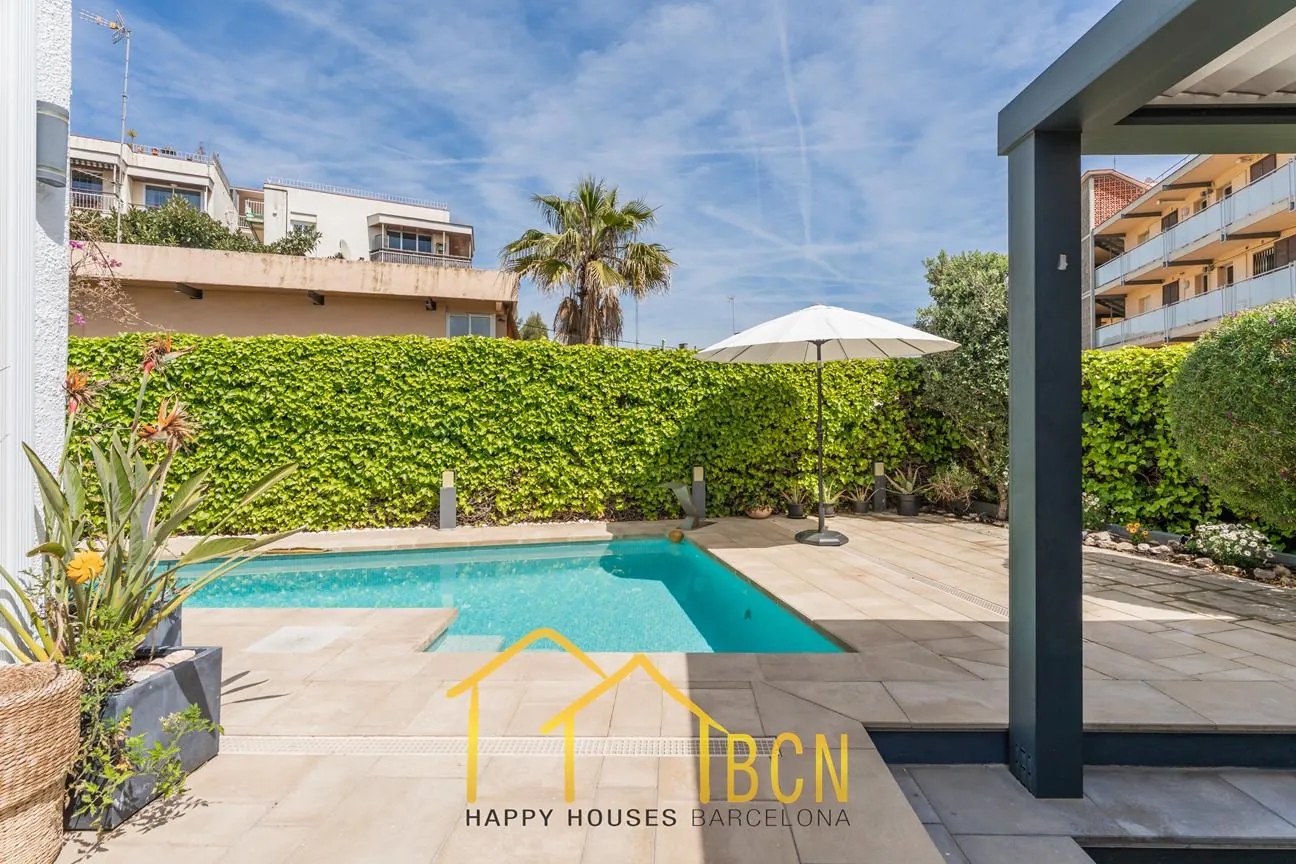 Casa de esquina renovada con jardín y piscina climatizada en Vallpineda