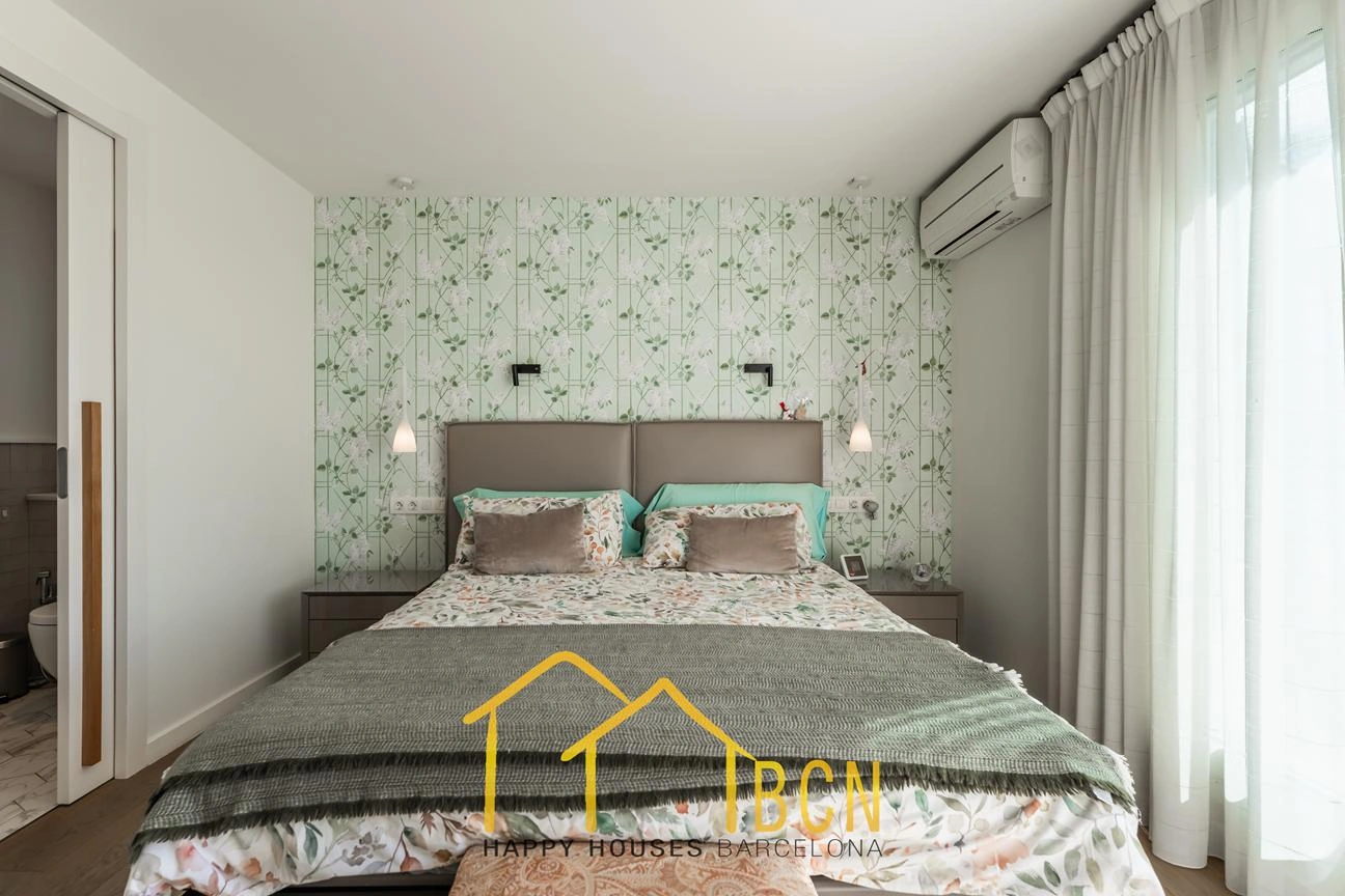 Casa de esquina renovada con jardín y piscina climatizada en Vallpineda
