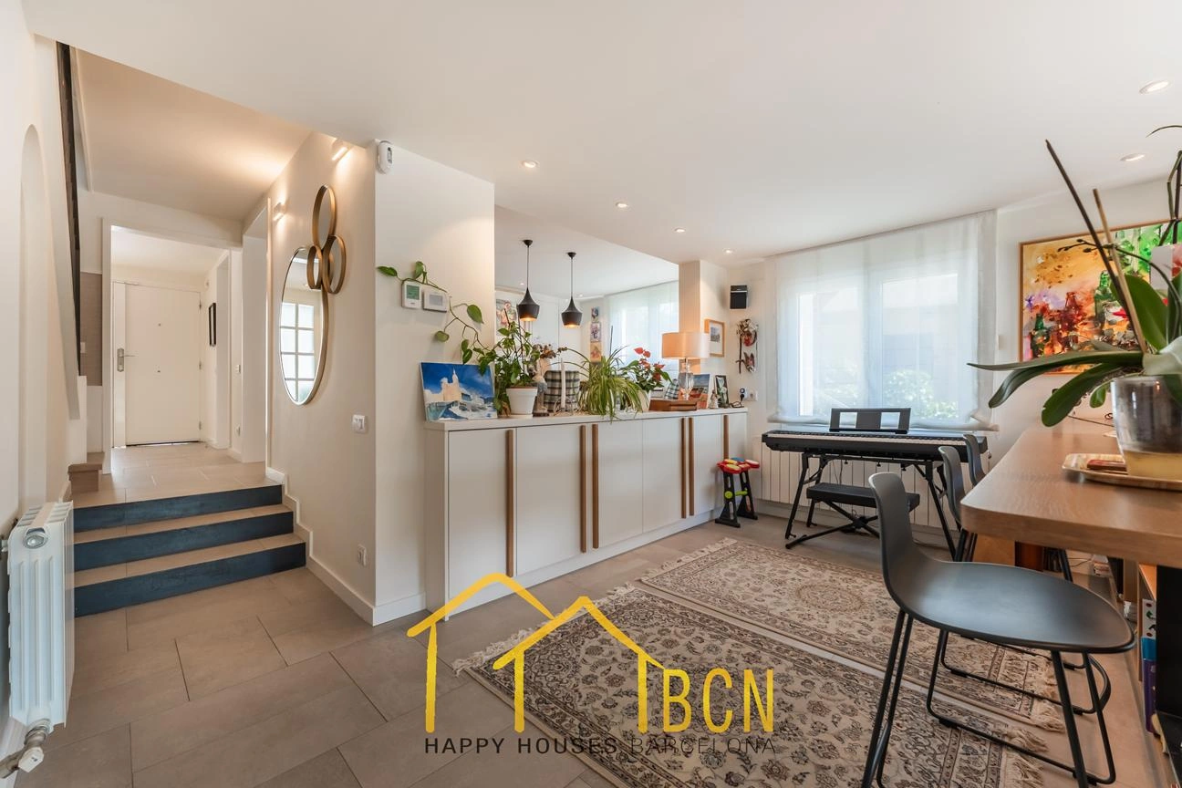 Casa de esquina renovada con jardín y piscina climatizada en Vallpineda