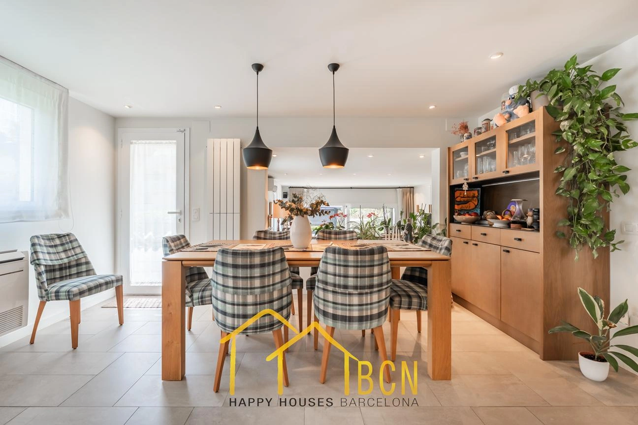 Casa de esquina renovada con jardín y piscina climatizada en Vallpineda