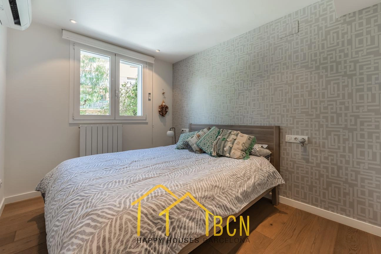 Casa de esquina renovada con jardín y piscina climatizada en Vallpineda