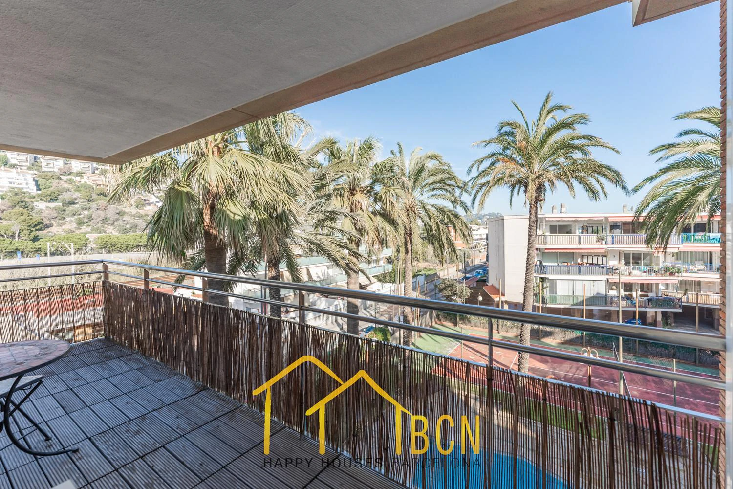Apartamento con gran terraza, vistas al mar y piscina a 1 minuto de la playa – alquiler temporal de verano en Les Botigues de Sitges