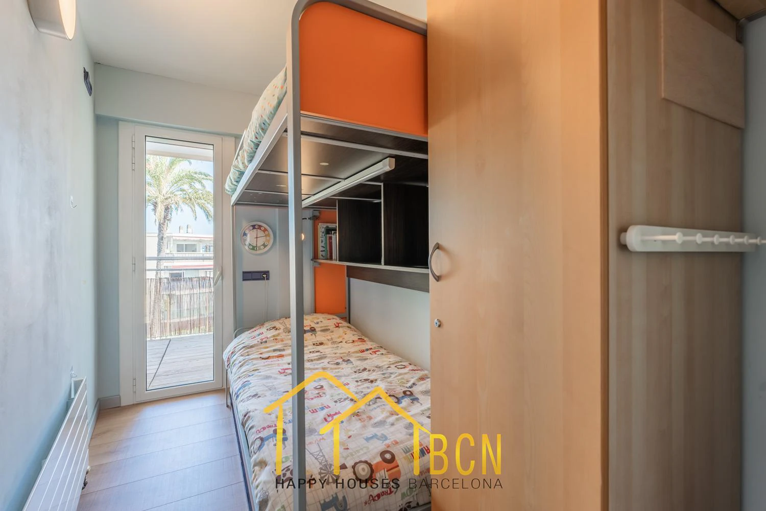 Apartamento con gran terraza, vistas al mar y piscina a 1 minuto de la playa – alquiler temporal de verano en Les Botigues de Sitges