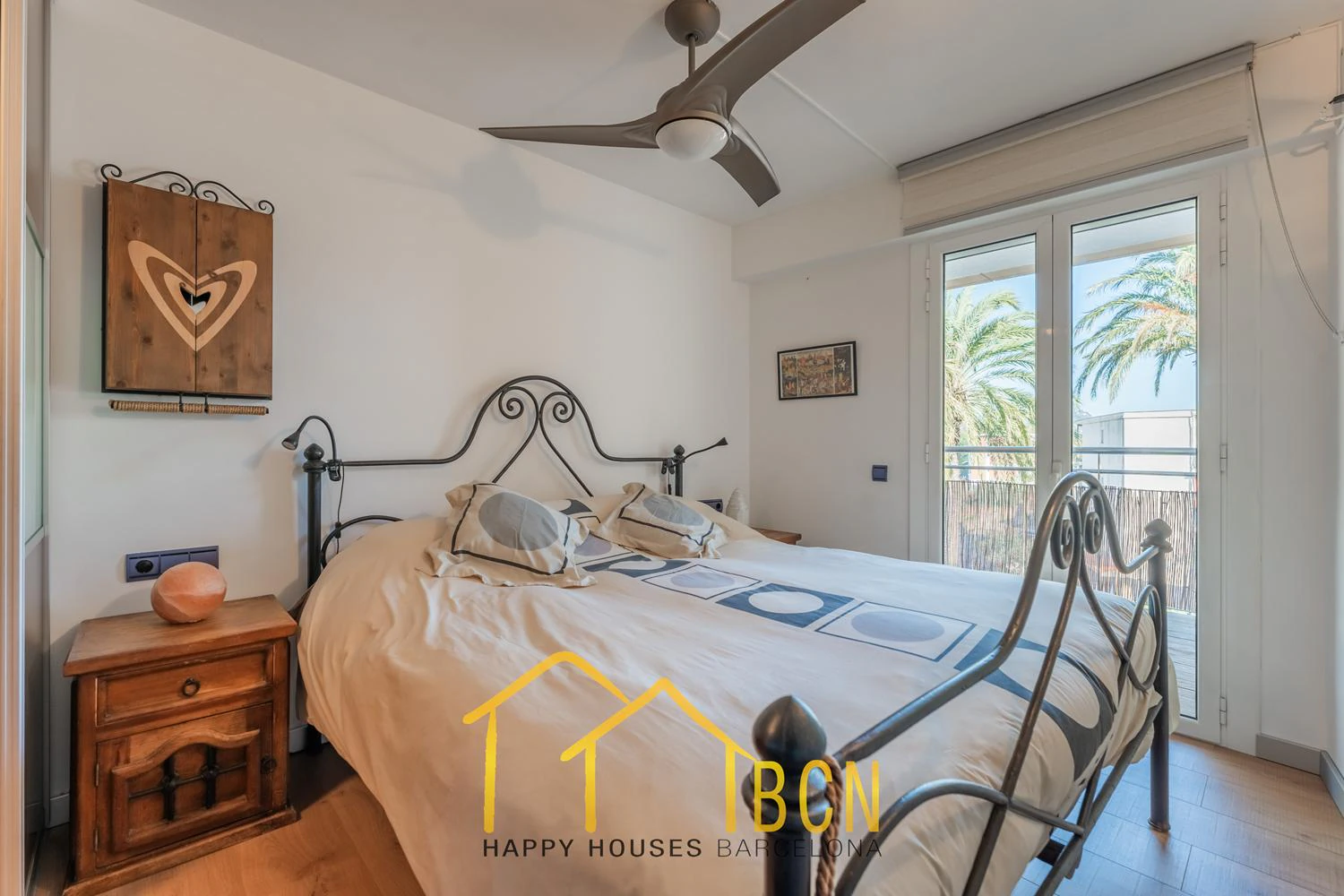 Apartamento con gran terraza, vistas al mar y piscina a 1 minuto de la playa – alquiler temporal de verano en Les Botigues de Sitges