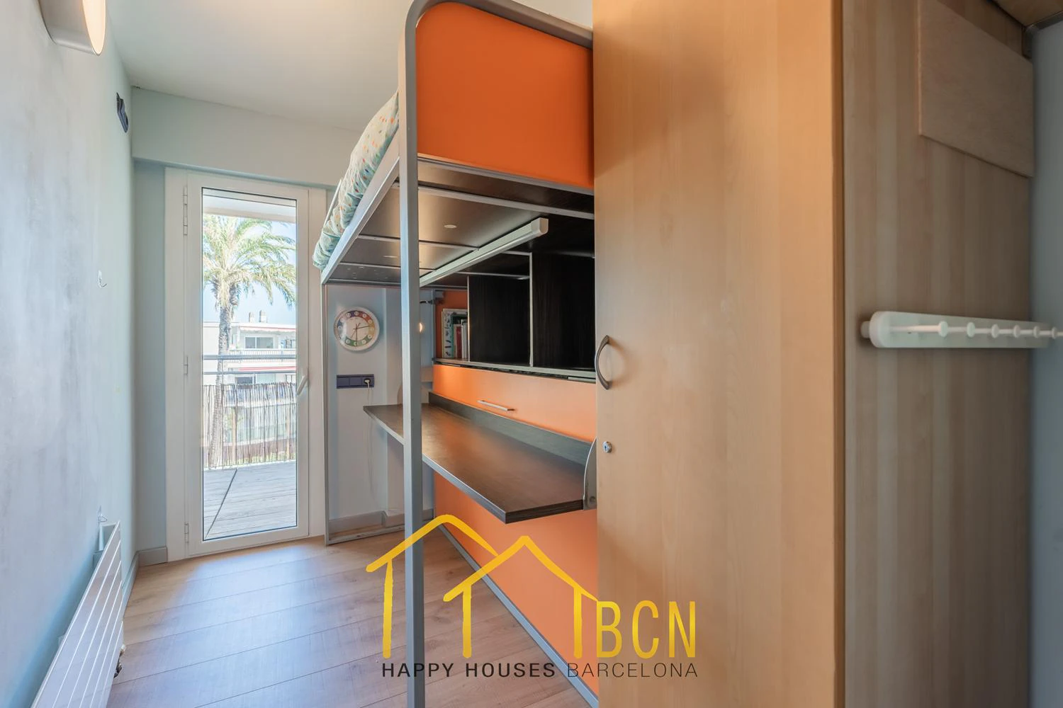 Apartamento con gran terraza, vistas al mar y piscina a 1 minuto de la playa – alquiler temporal de verano en Les Botigues de Sitges