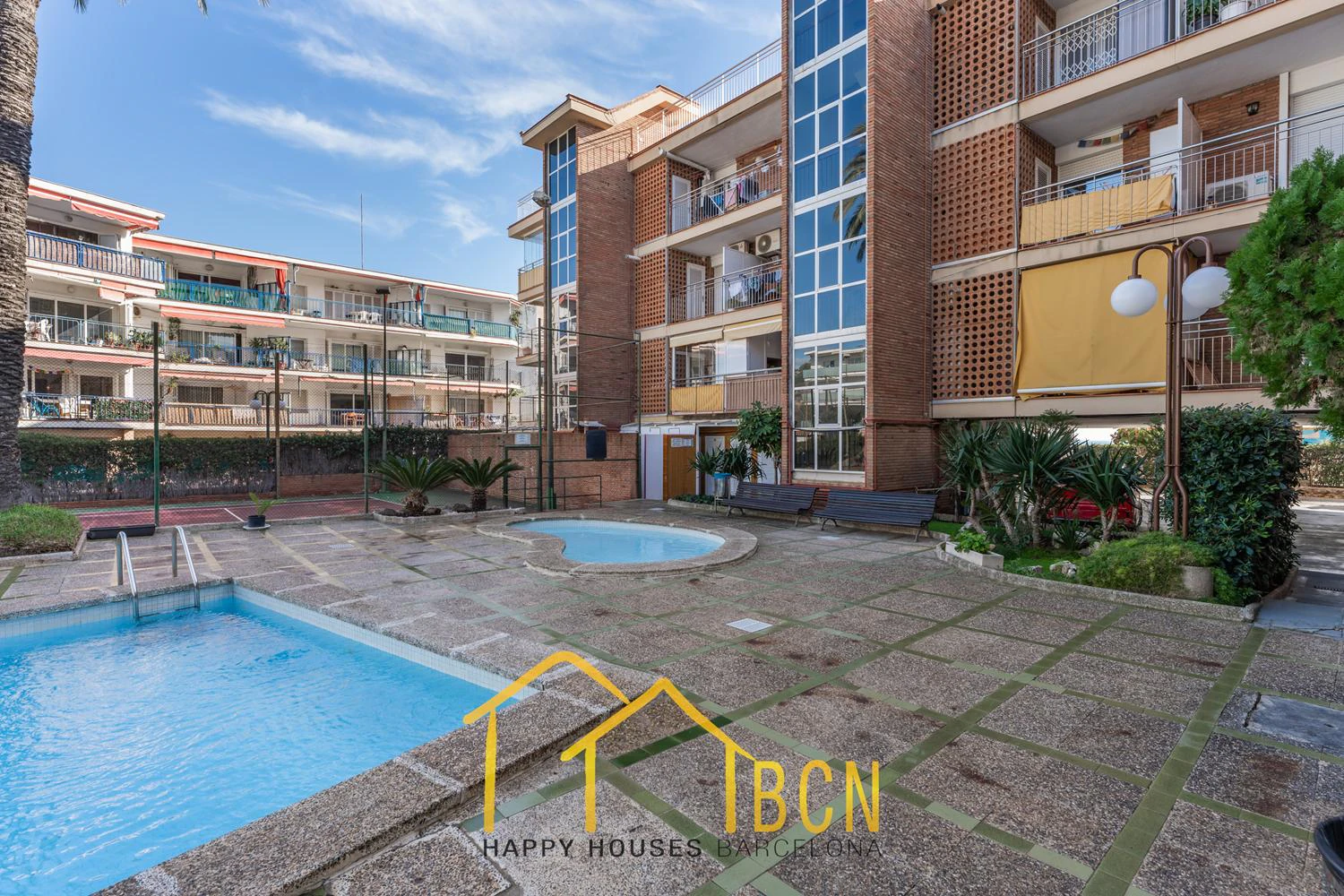 Apartamento con gran terraza, vistas al mar y piscina a 1 minuto de la playa – alquiler temporal de verano en Les Botigues de Sitges