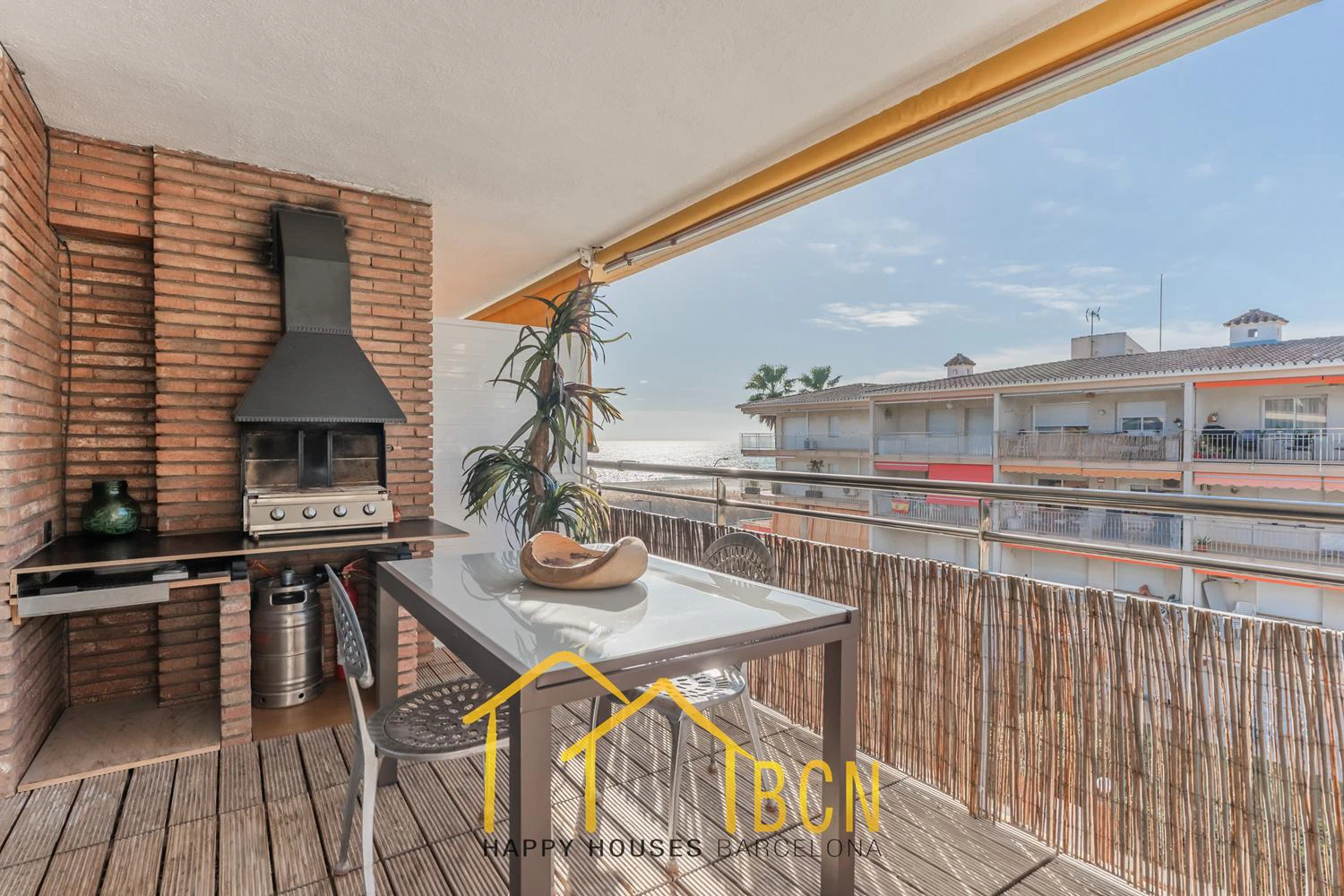 Apartamento con gran terraza, vistas al mar y piscina a 1 minuto de la playa – alquiler temporal de verano en Les Botigues de Sitges