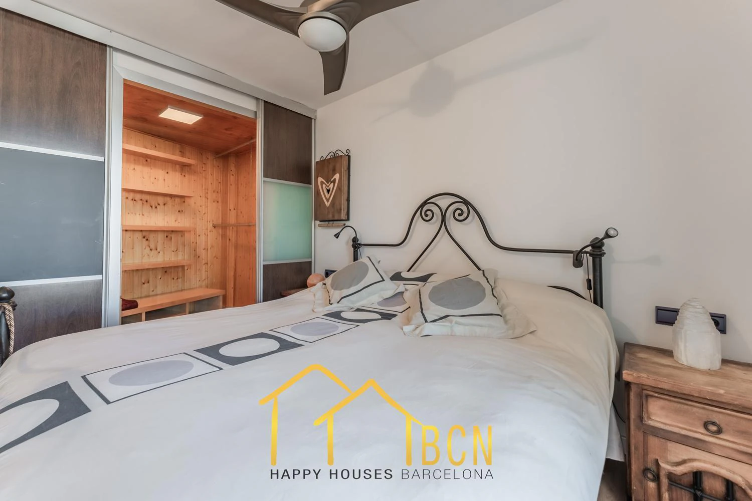 Apartamento con gran terraza, vistas al mar y piscina a 1 minuto de la playa – alquiler temporal de verano en Les Botigues de Sitges