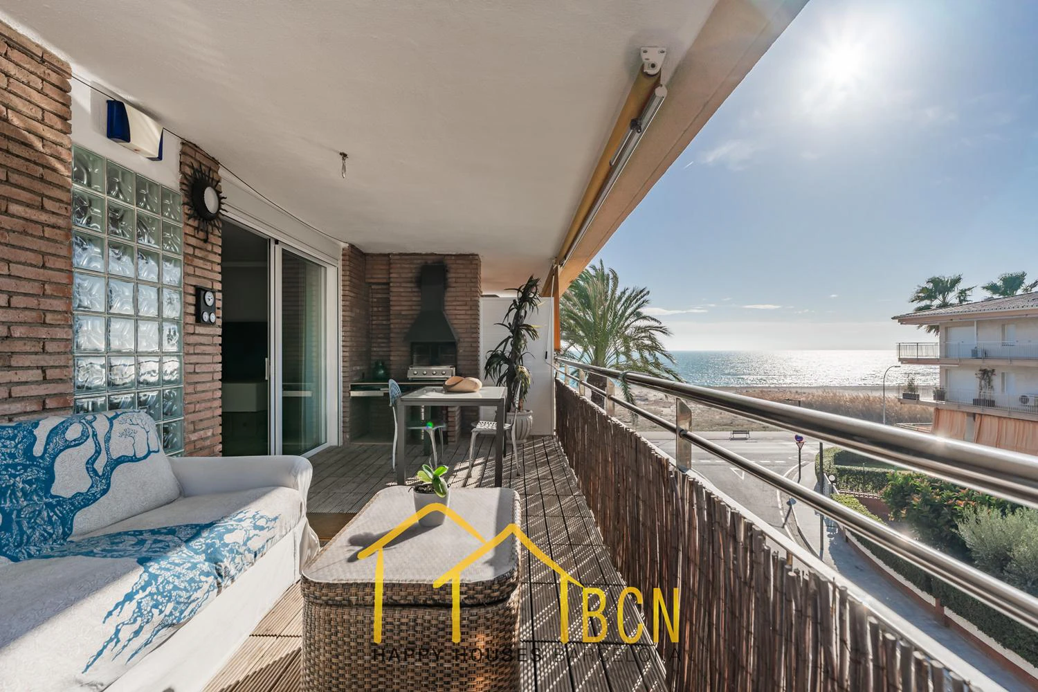 Apartamento con gran terraza, vistas al mar y piscina a 1 minuto de la playa – alquiler temporal de verano en Les Botigues de Sitges